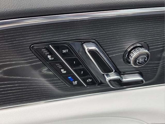 2024 Cadillac LYRIQ Luxury 2