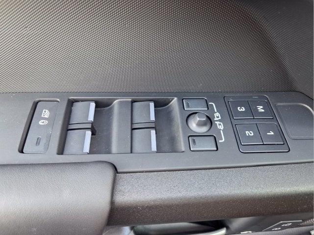 2025 Land Rover Defender V8