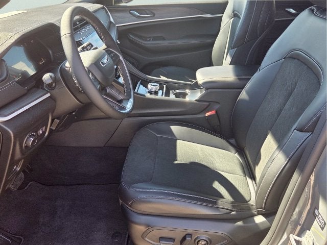 2027 Jeep Grand Cherokee Laredo Altitude