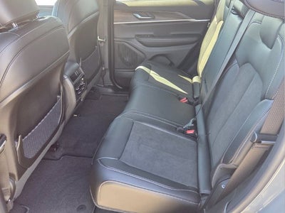 2027 Jeep Grand Cherokee Laredo Altitude