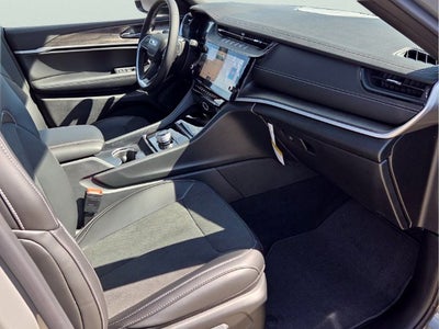 2027 Jeep Grand Cherokee Laredo Altitude