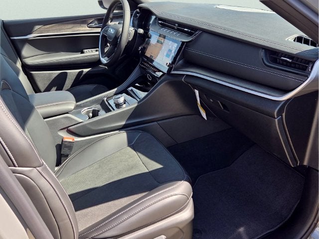 2027 Jeep Grand Cherokee Laredo Altitude