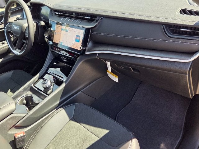 2027 Jeep Grand Cherokee Laredo Altitude