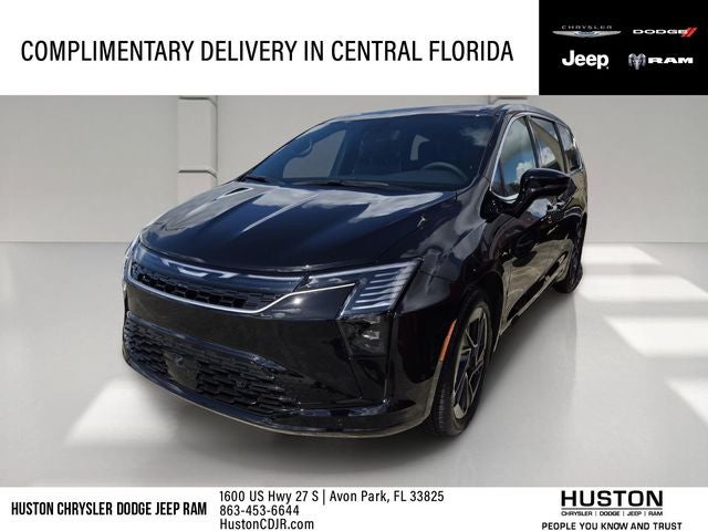 2027 Chrysler Pacifica Limited's photo