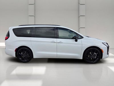 2027 Chrysler Pacifica Limited