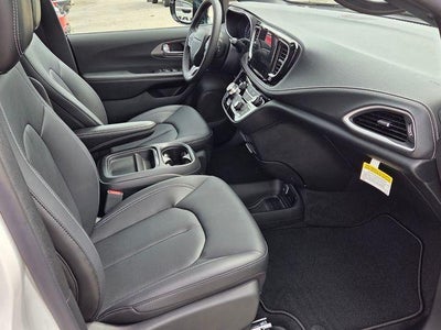 2027 Chrysler Pacifica Select FWD